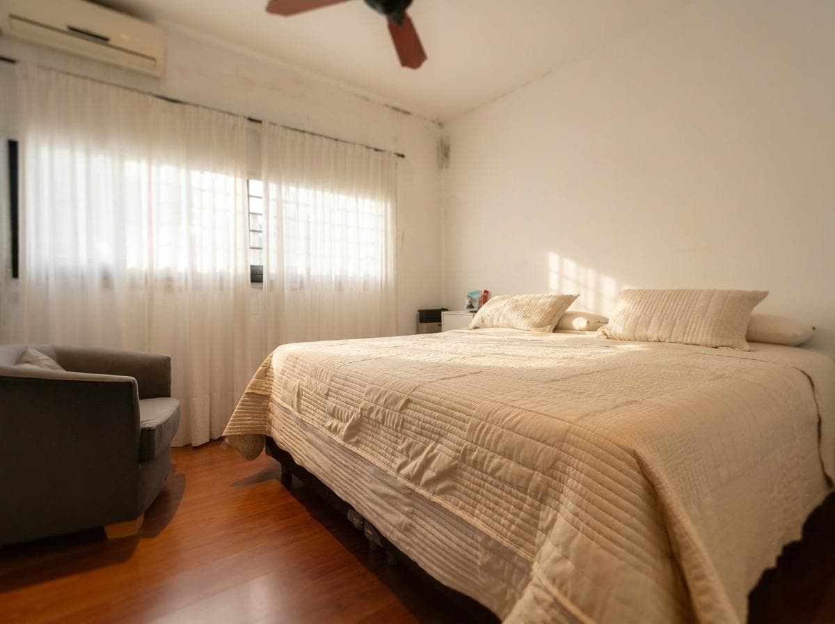 House for sale in City Bell: 10 and 474. It has 2 bedrooms and a yard.