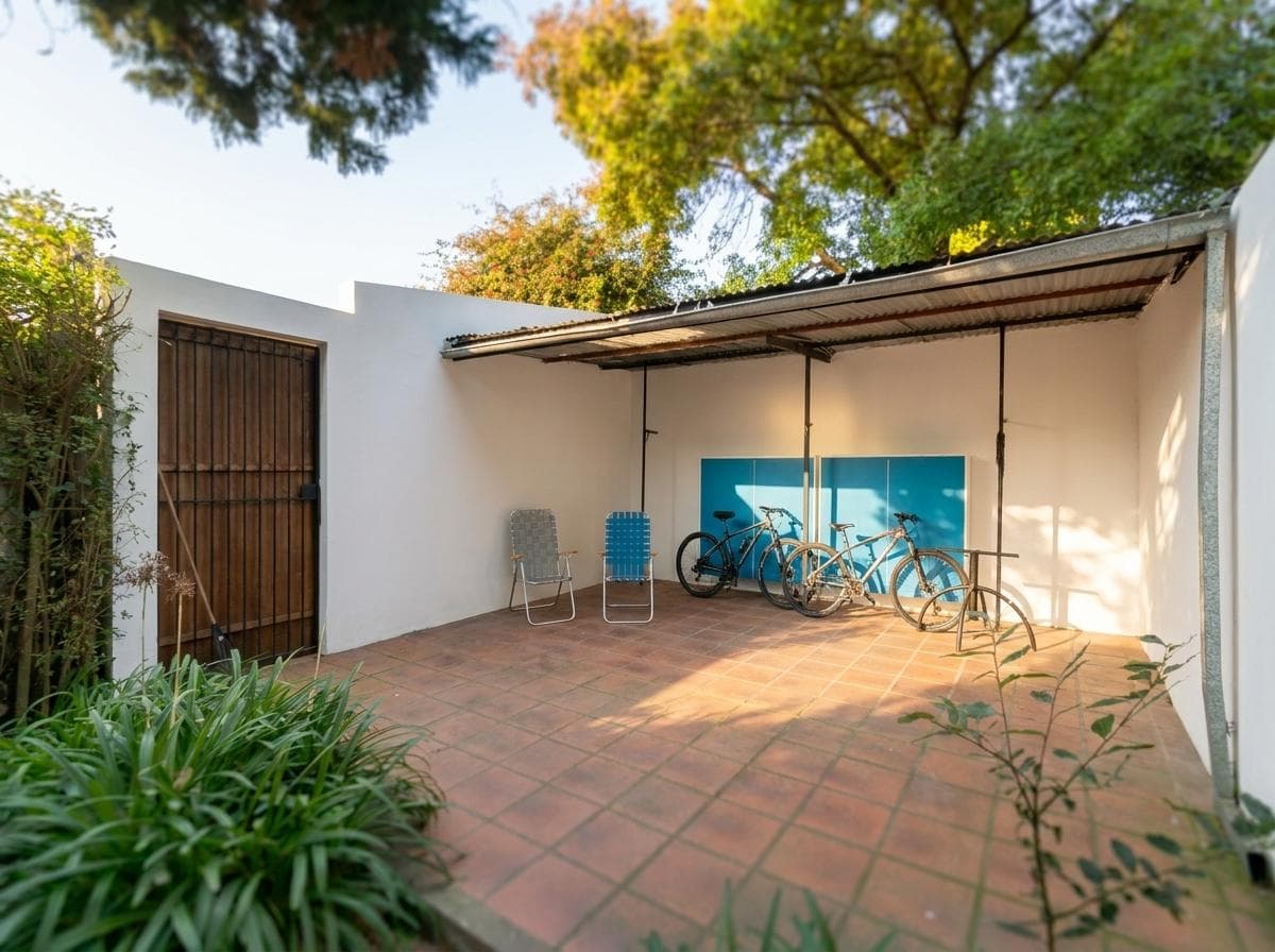 House for sale in City Bell: 10 and 474. It has 2 bedrooms and a yard.