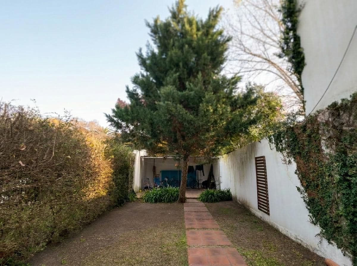 House for sale in City Bell: 10 and 474. It has 2 bedrooms and a yard.
