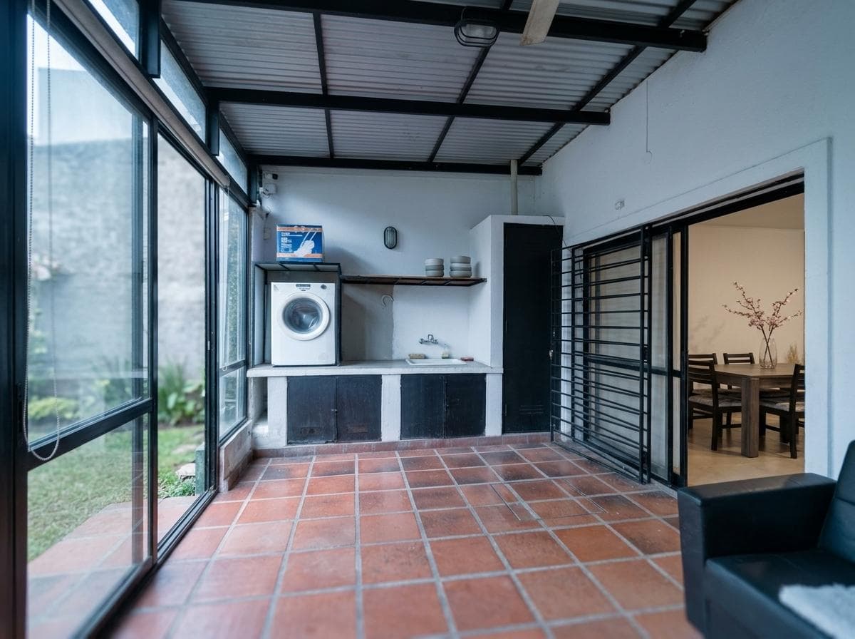 House for sale in City Bell: 10 and 474. It has 2 bedrooms and a yard.