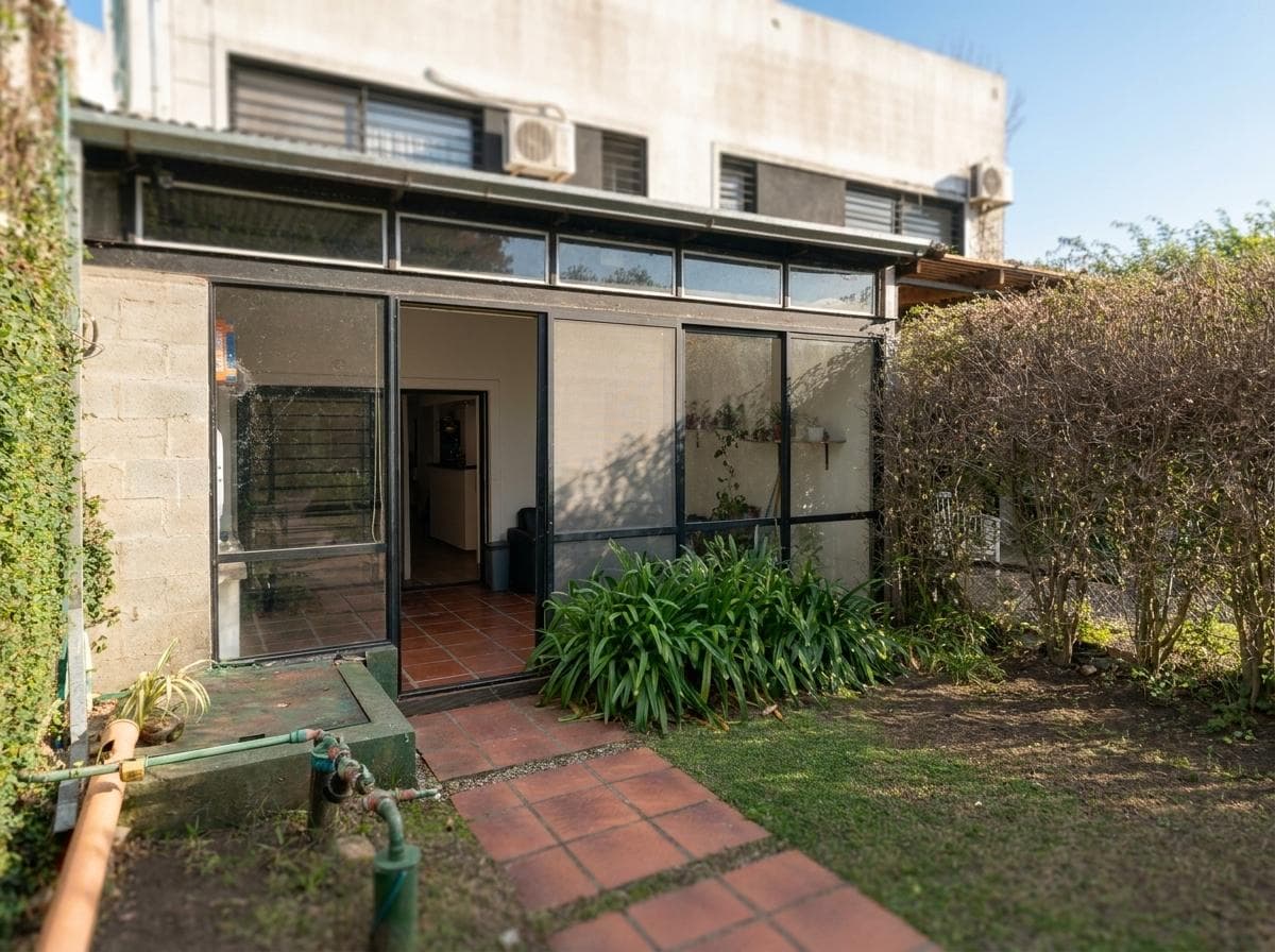 House for sale in City Bell: 10 and 474. It has 2 bedrooms and a yard.