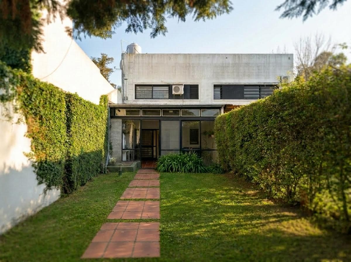 House for sale in City Bell: 10 and 474. It has 2 bedrooms and a yard.