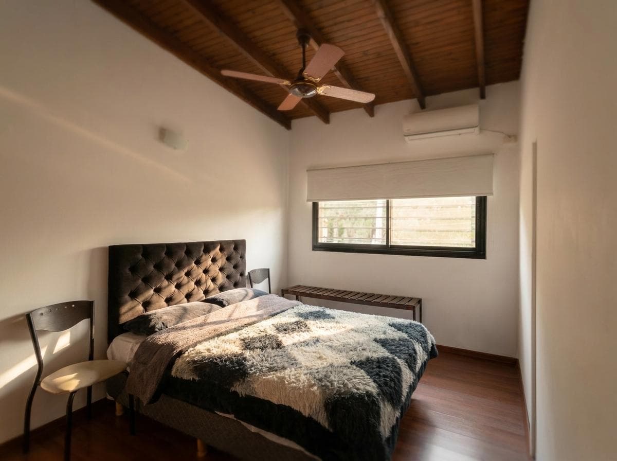 House for sale in City Bell: 10 and 474. It has 2 bedrooms and a yard.