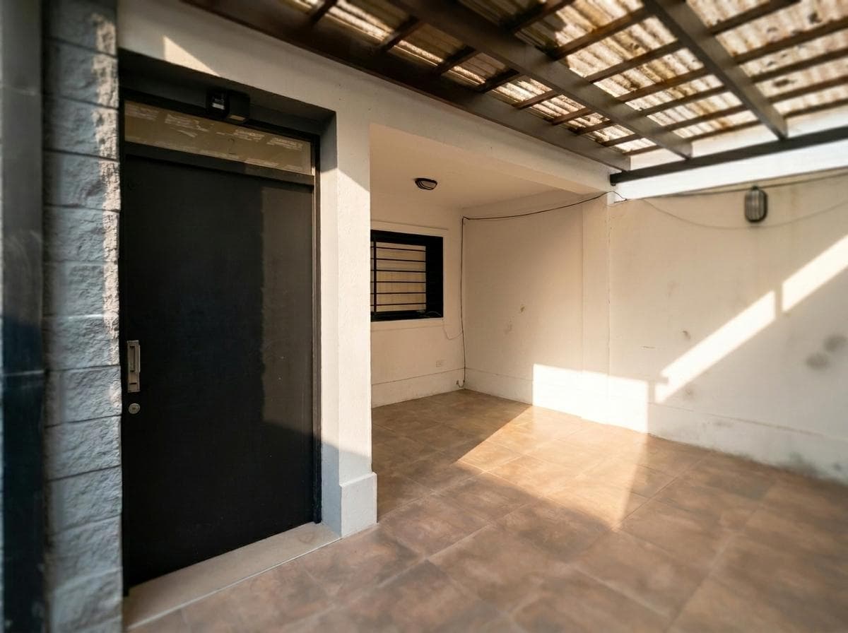 House for sale in City Bell: 10 and 474. It has 2 bedrooms and a yard.