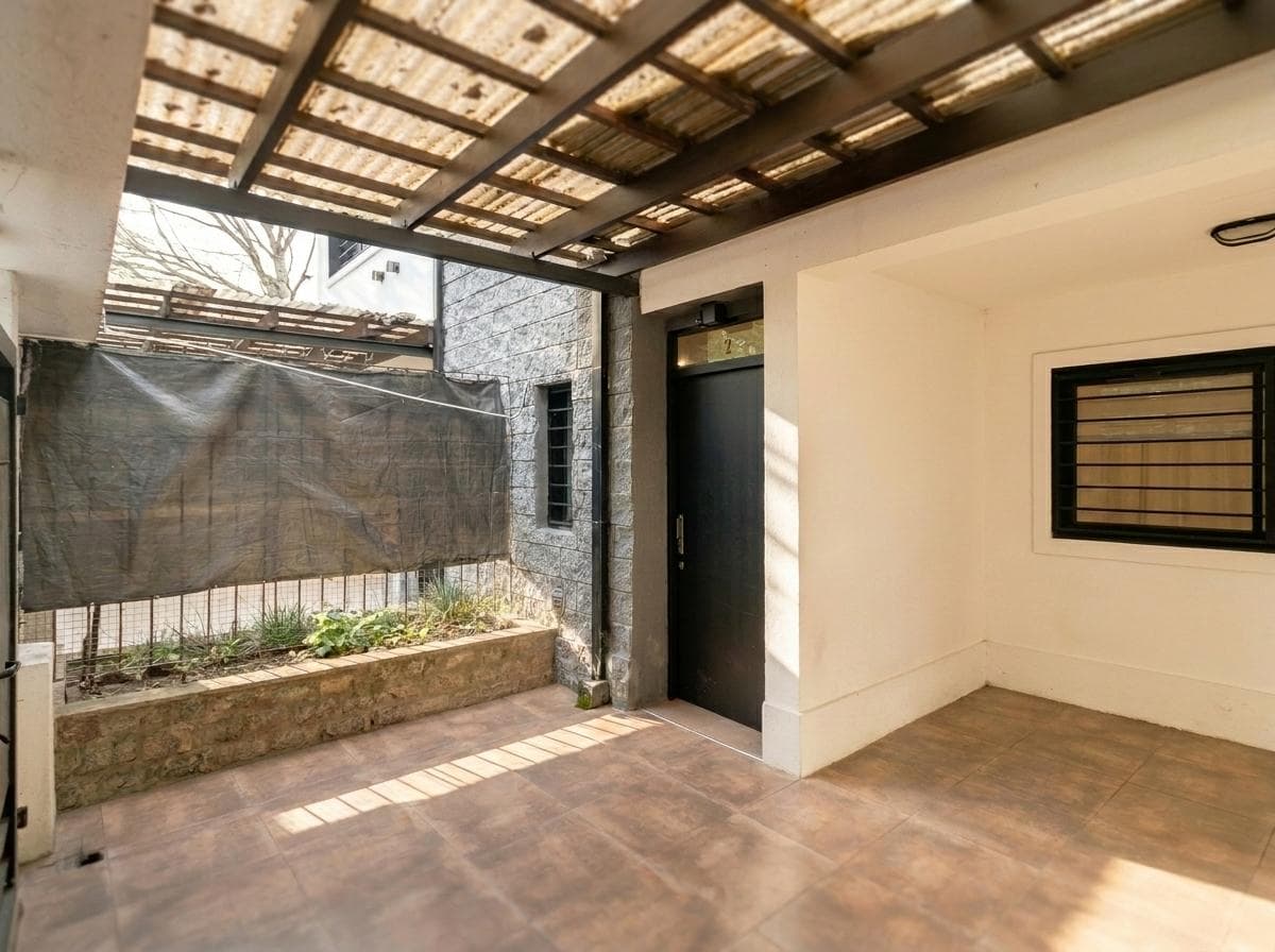 House for sale in City Bell: 10 and 474. It has 2 bedrooms and a yard.
