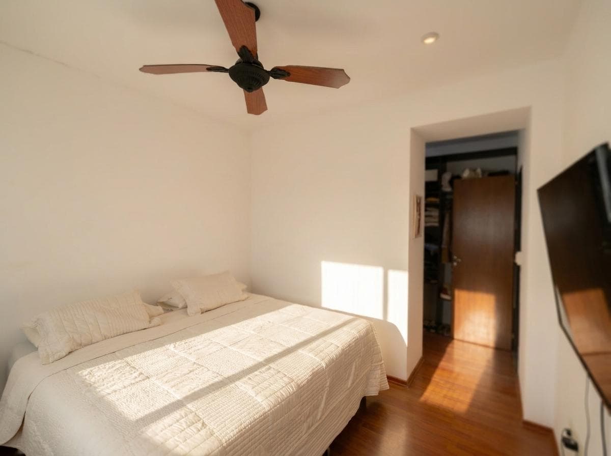 House for sale in City Bell: 10 and 474. It has 2 bedrooms and a yard.