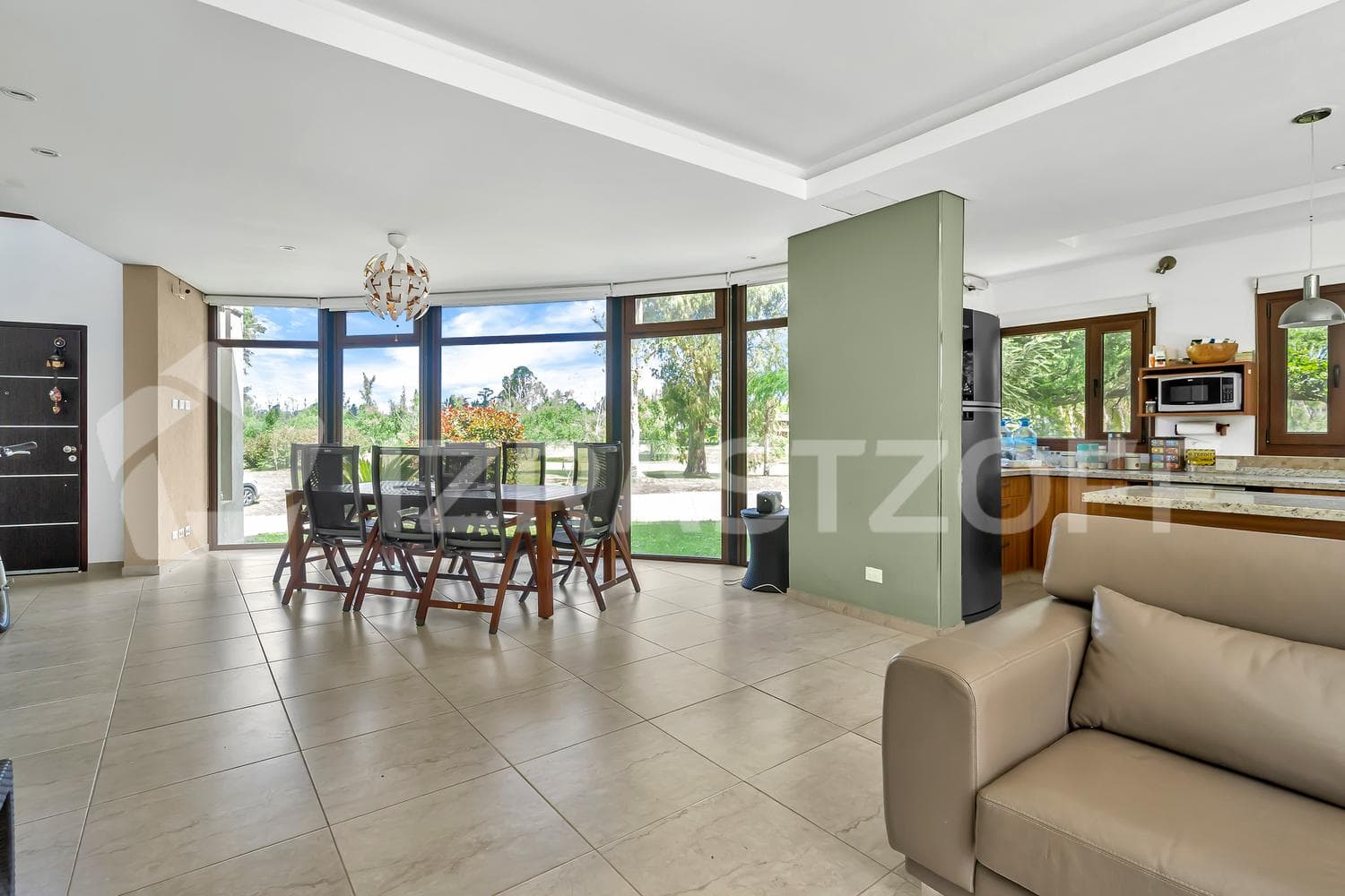 House for sale with a view of the golf course in Larena CC, Pilar. OPPORTUNITY