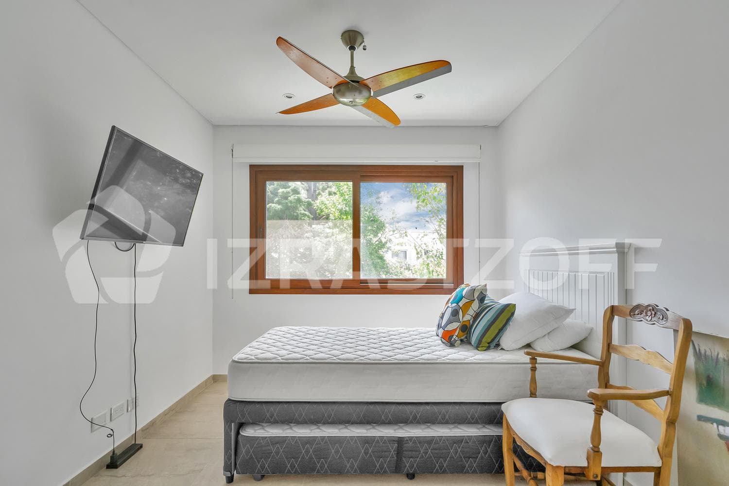 House for sale with a view of the golf course in Larena CC, Pilar. OPPORTUNITY