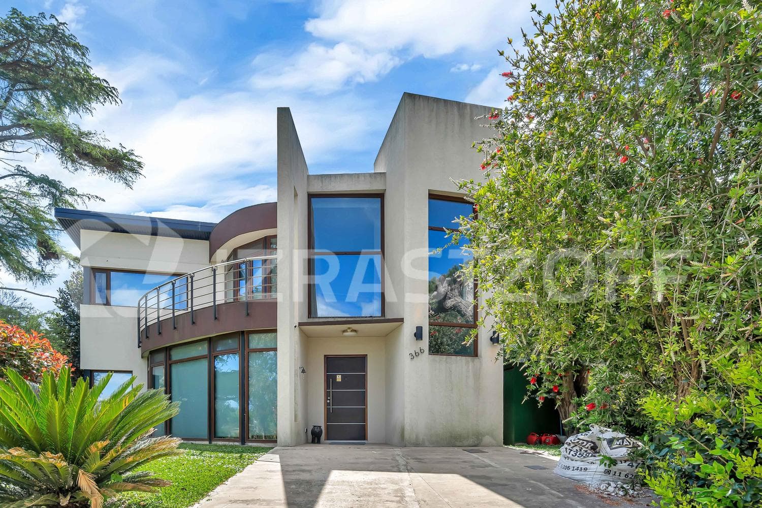 House for sale with a view of the golf course in Larena CC, Pilar. OPPORTUNITY