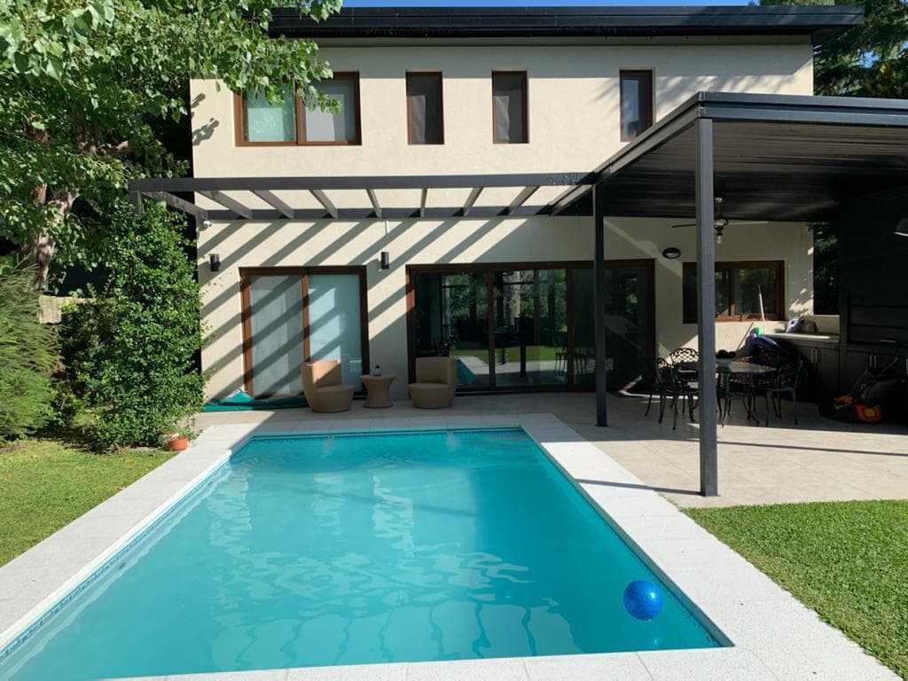 House for sale with a view of the golf course in Larena CC, Pilar. OPPORTUNITY