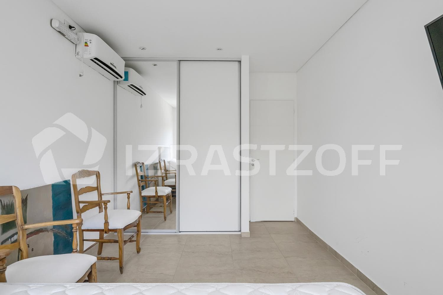 House for sale with a view of the golf course in Larena CC, Pilar. OPPORTUNITY
