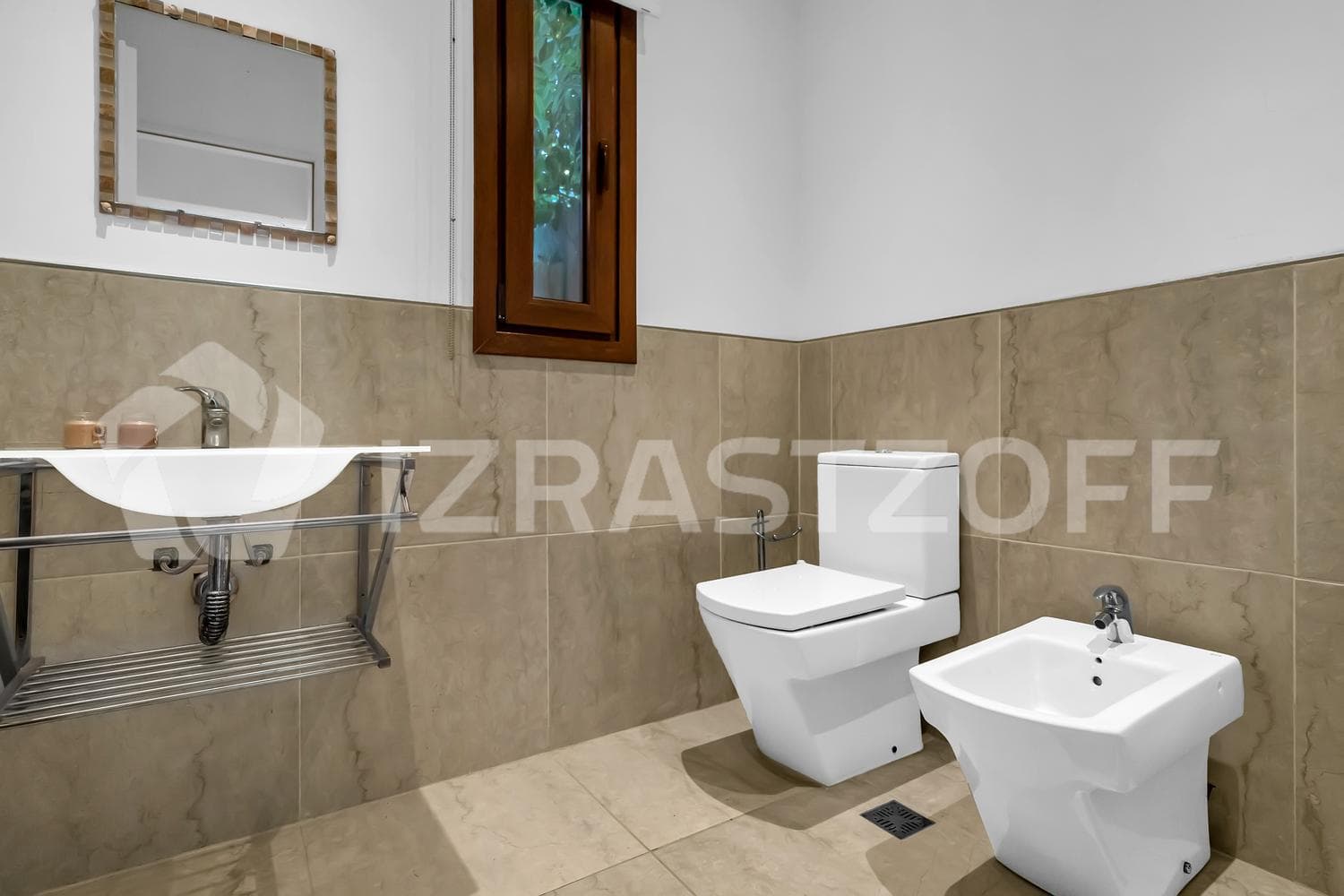 House for sale with a view of the golf course in Larena CC, Pilar. OPPORTUNITY