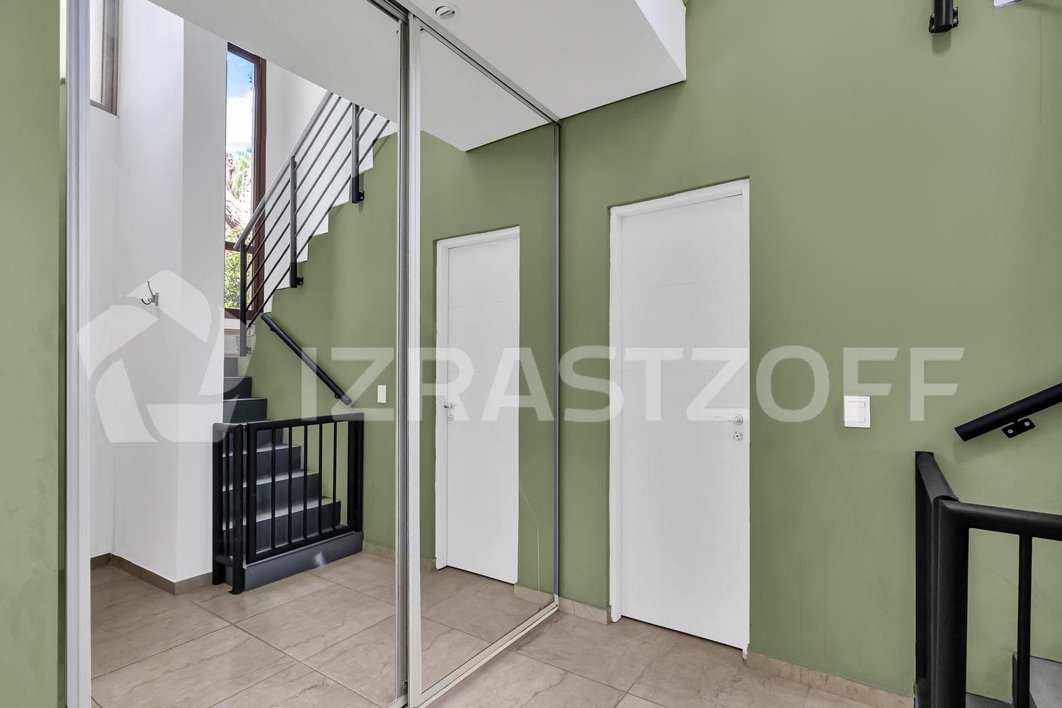 House for sale with a view of the golf course in Larena CC, Pilar. OPPORTUNITY