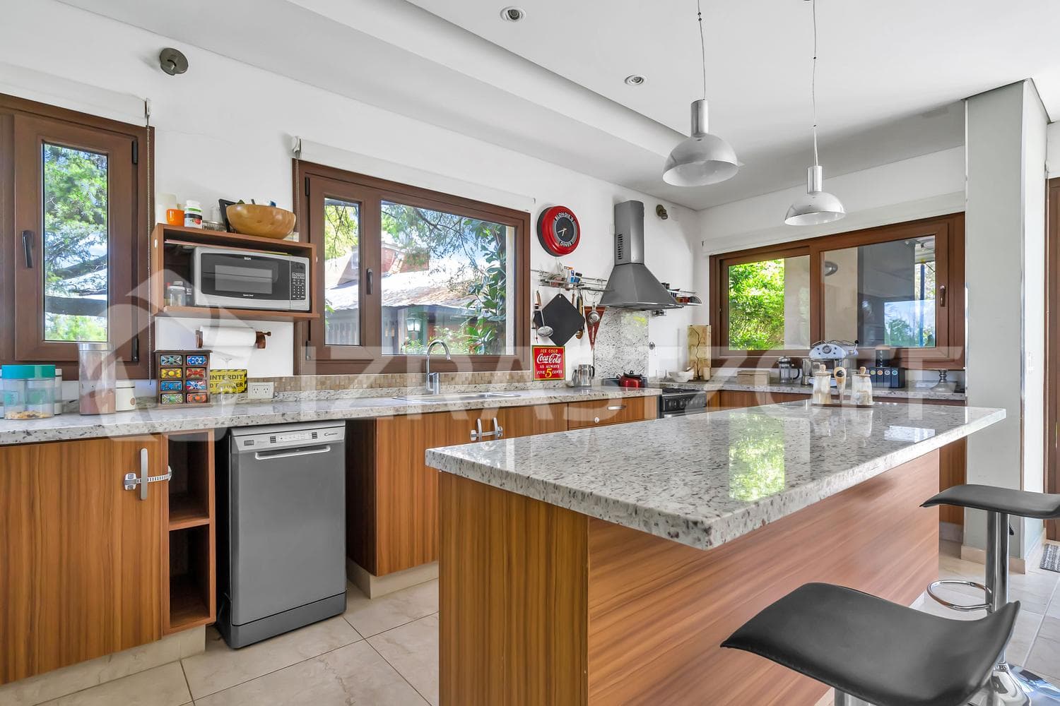 House for sale with a view of the golf course in Larena CC, Pilar. OPPORTUNITY