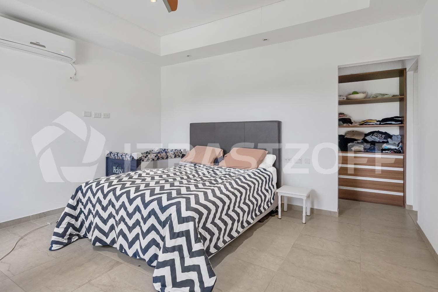 House for sale with a view of the golf course in Larena CC, Pilar. OPPORTUNITY