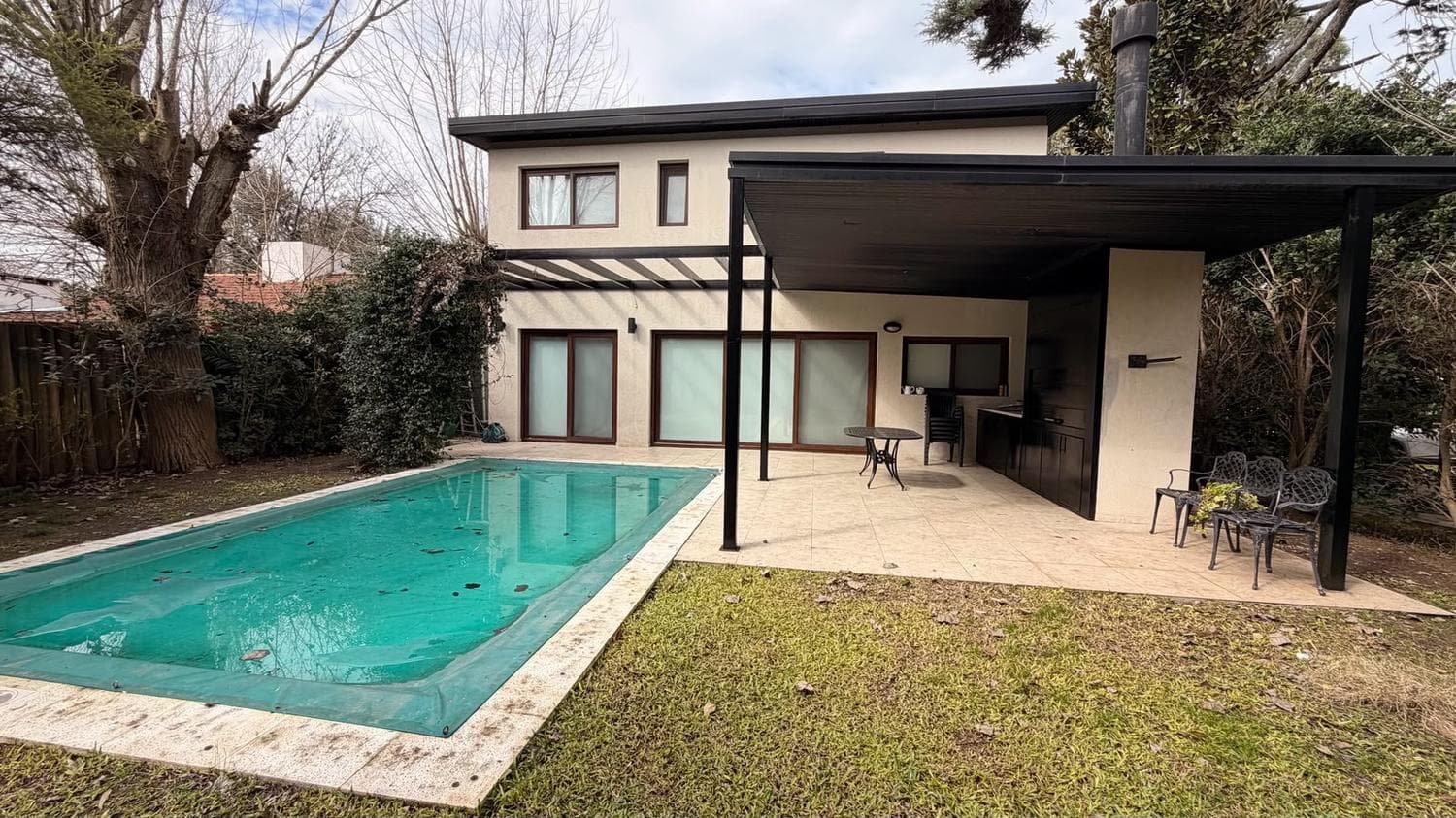 House for sale with a view of the golf course in Larena CC, Pilar. OPPORTUNITY