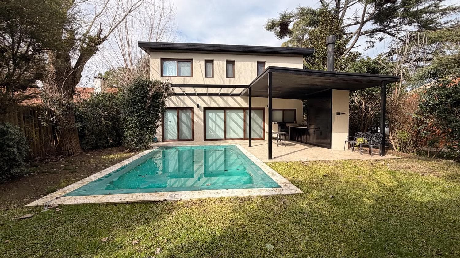 House for sale with a view of the golf course in Larena CC, Pilar. OPPORTUNITY