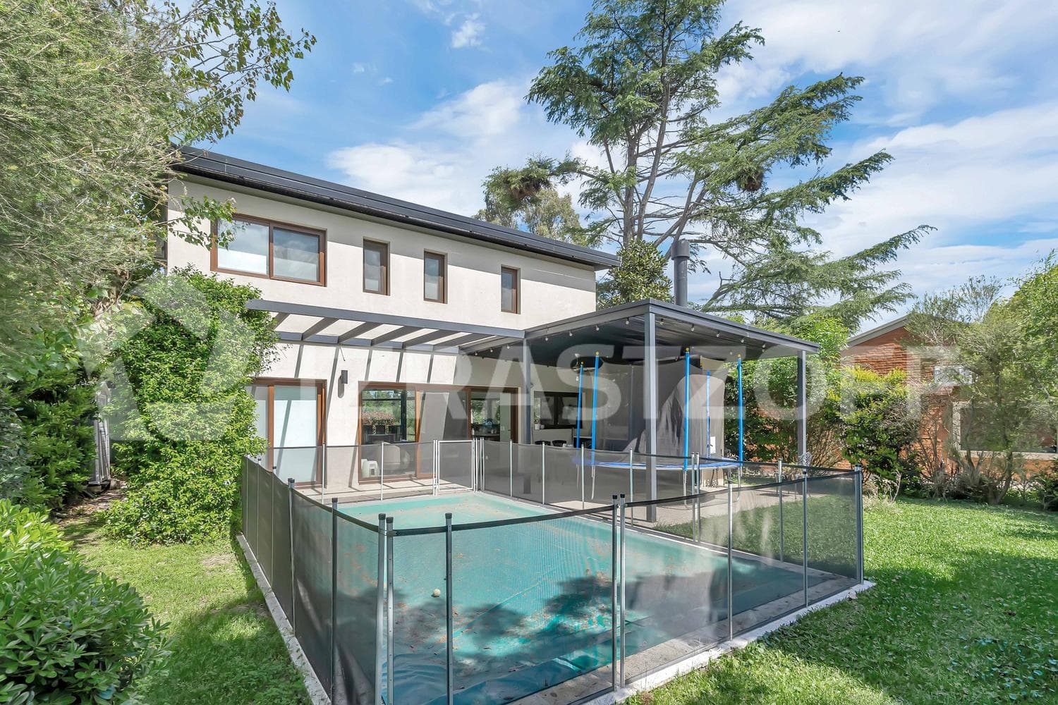 House for sale with a view of the golf course in Larena CC, Pilar. OPPORTUNITY