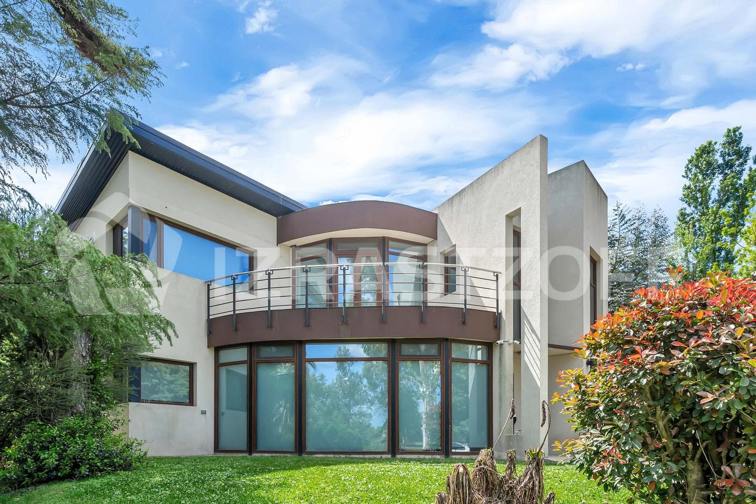 House for sale with a view of the golf course in Larena CC, Pilar. OPPORTUNITY