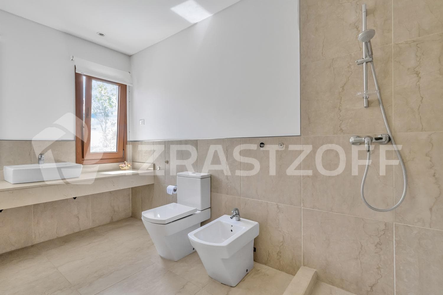 House for sale with a view of the golf course in Larena CC, Pilar. OPPORTUNITY