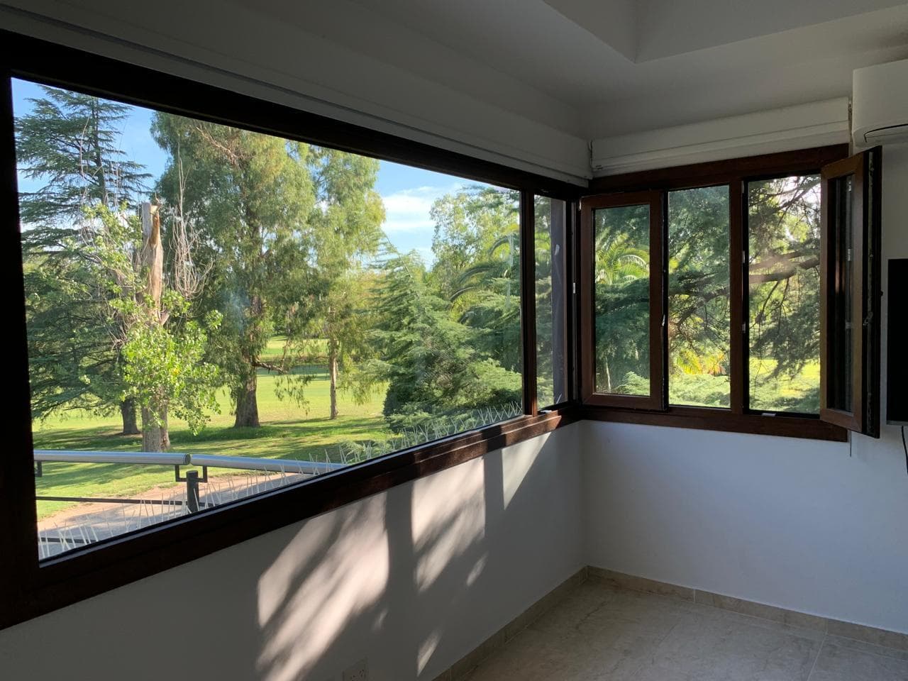 House for sale with a view of the golf course in Larena CC, Pilar. OPPORTUNITY