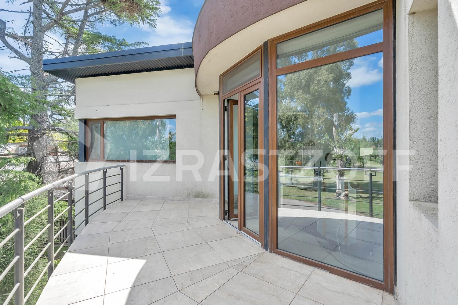 House for sale with a view of the golf course in Larena CC, Pilar. OPPORTUNITY