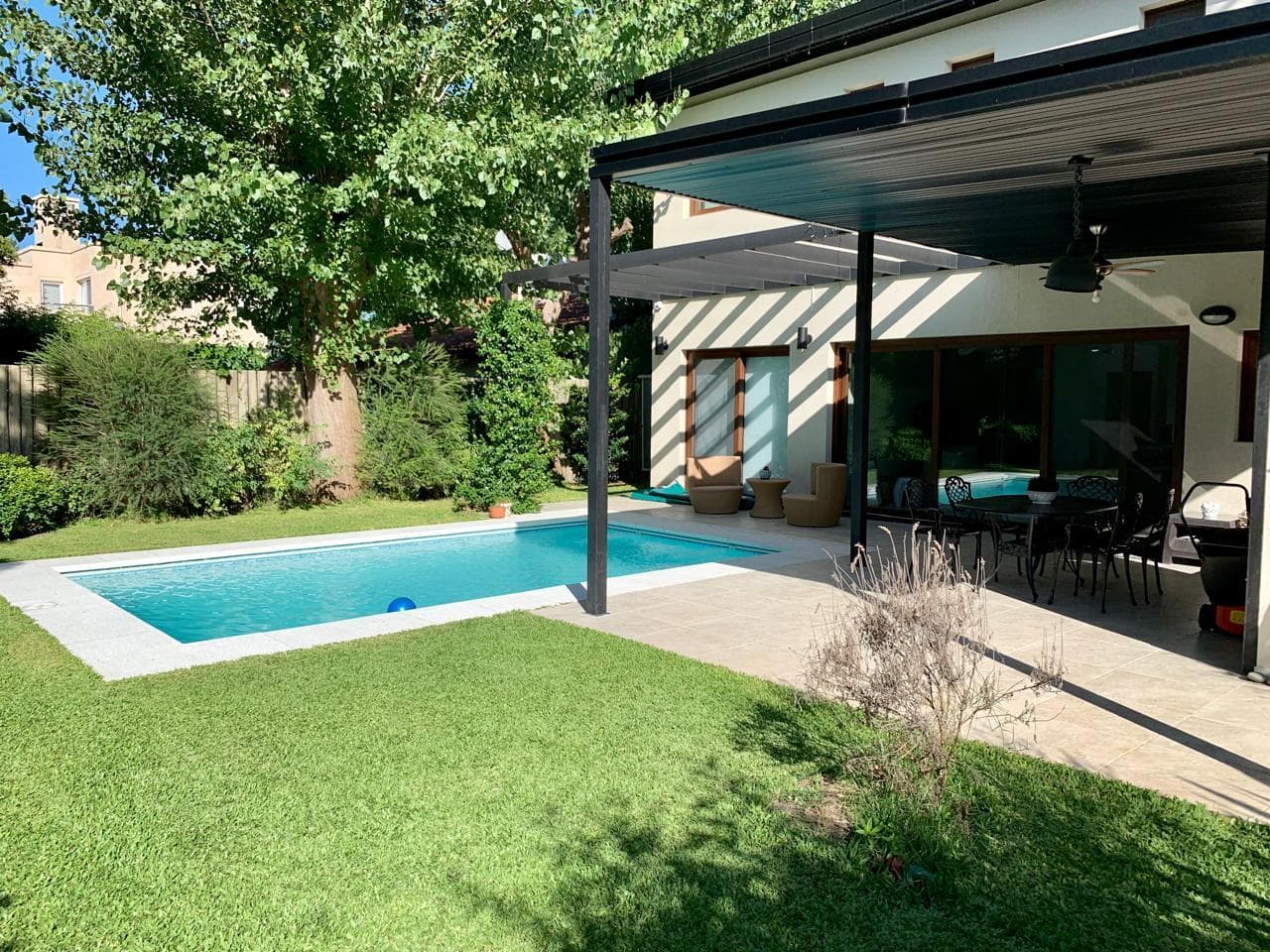 House for sale with a view of the golf course in Larena CC, Pilar. OPPORTUNITY