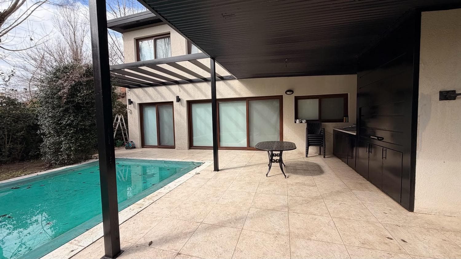 House for sale with a view of the golf course in Larena CC, Pilar. OPPORTUNITY
