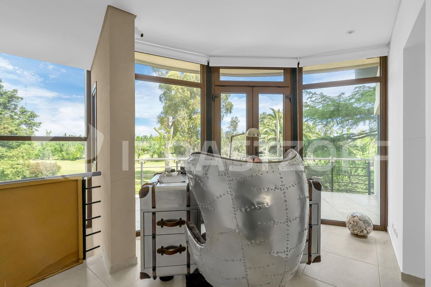 House for sale with a view of the golf course in Larena CC, Pilar. OPPORTUNITY