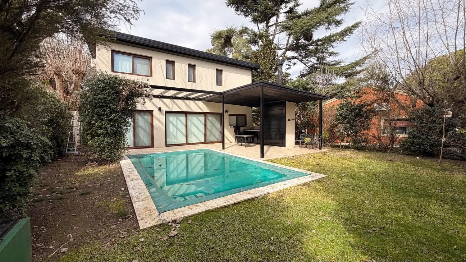 House for sale with a view of the golf course in Larena CC, Pilar. OPPORTUNITY