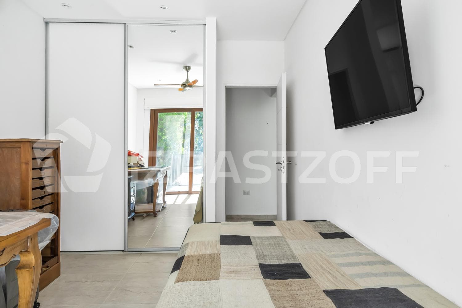 House for sale with a view of the golf course in Larena CC, Pilar. OPPORTUNITY