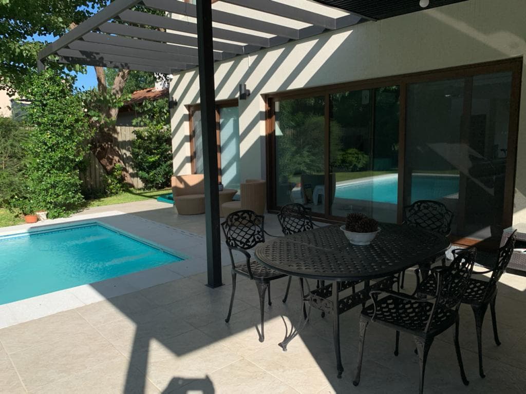 House for sale with a view of the golf course in Larena CC, Pilar. OPPORTUNITY