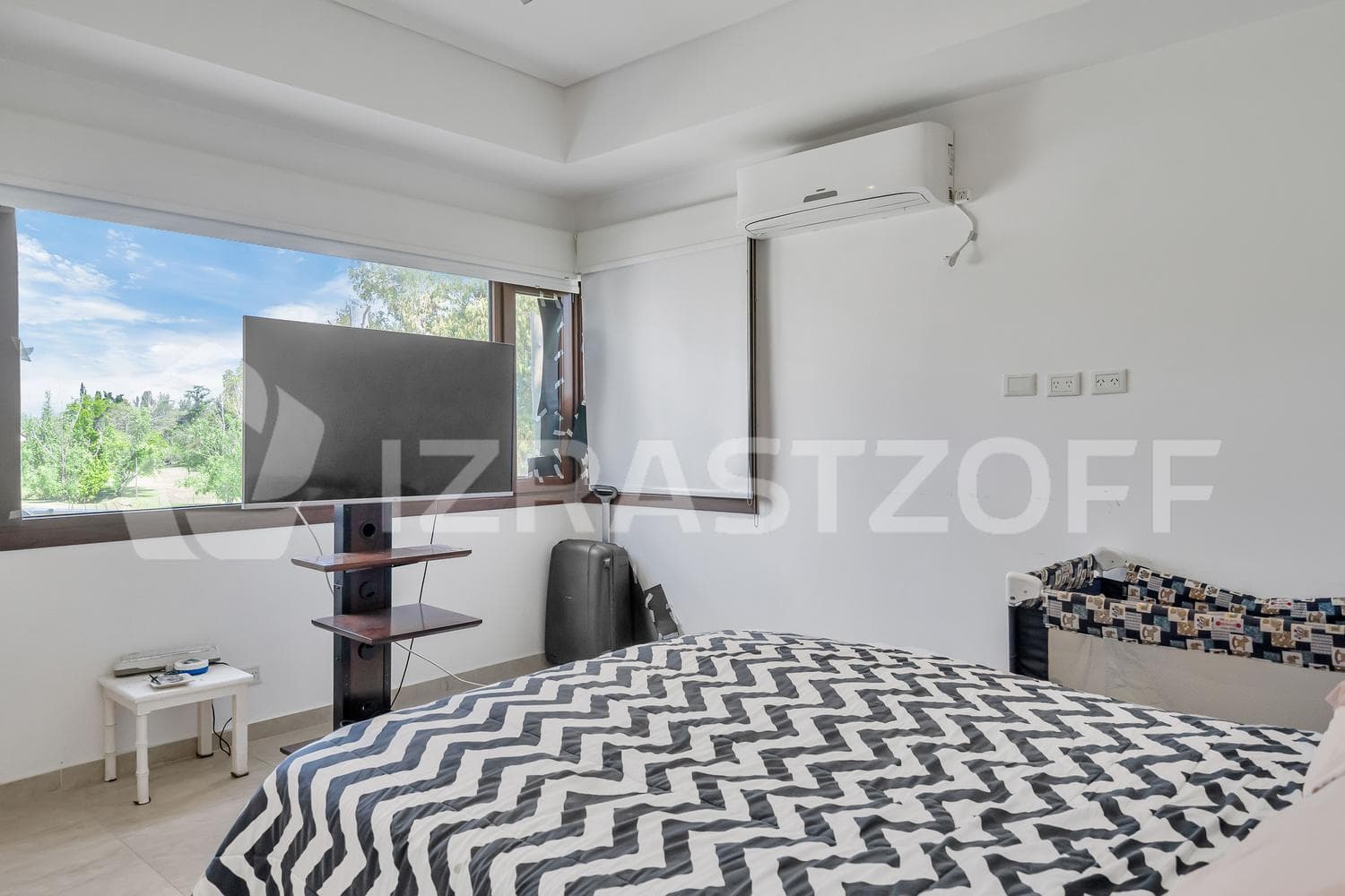 House for sale with a view of the golf course in Larena CC, Pilar. OPPORTUNITY