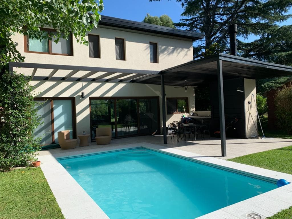 House for sale with a view of the golf course in Larena CC, Pilar. OPPORTUNITY