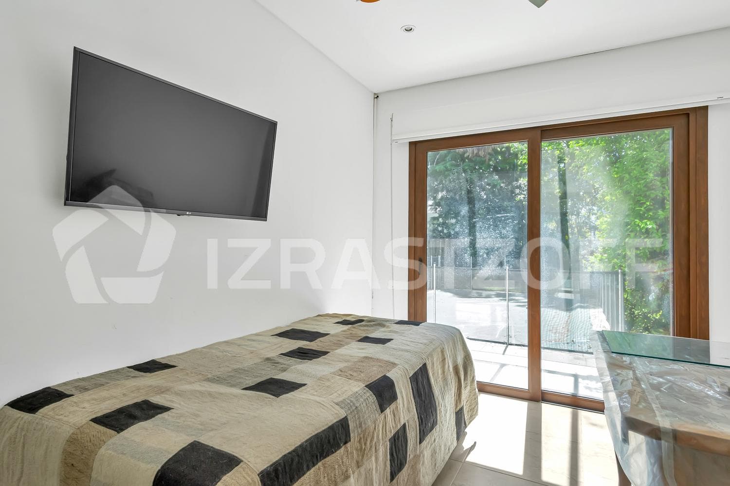House for sale with a view of the golf course in Larena CC, Pilar. OPPORTUNITY