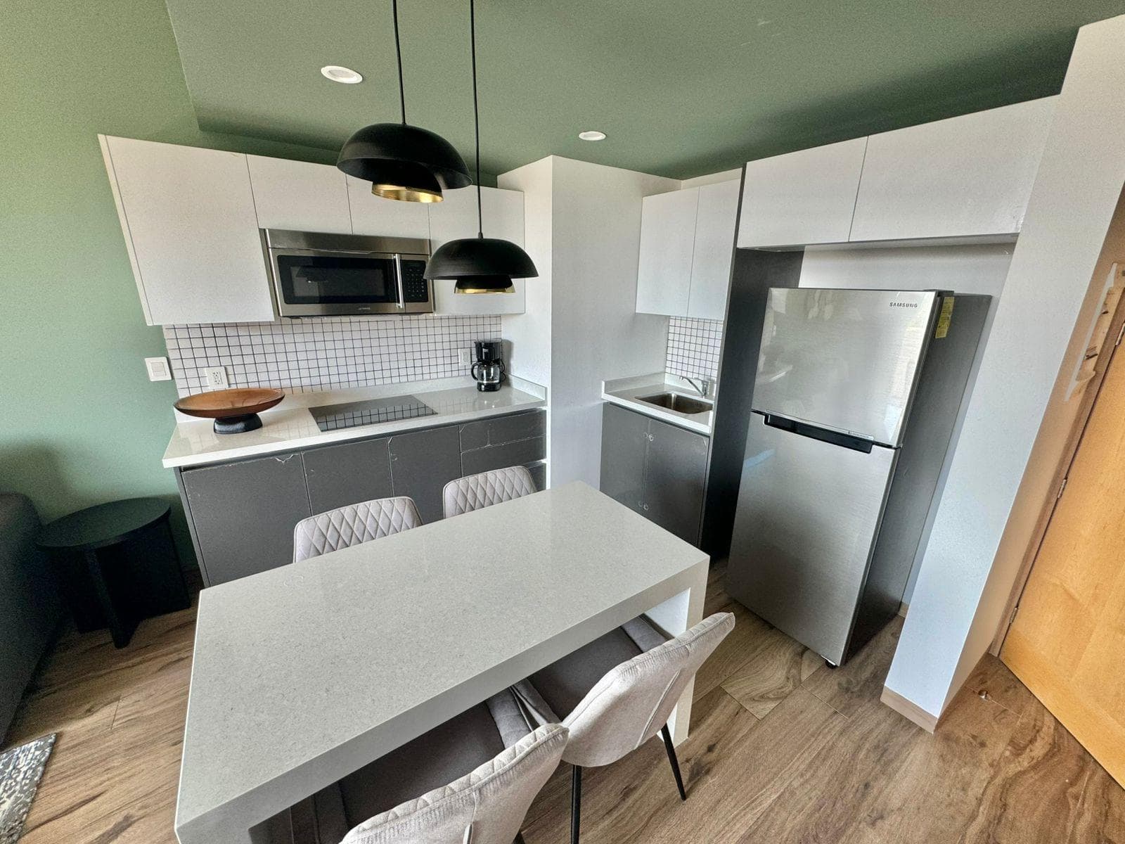 APARTMENT READY FOR OCCUPANCY, JUST 5 MINUTES FROM THE BEACH