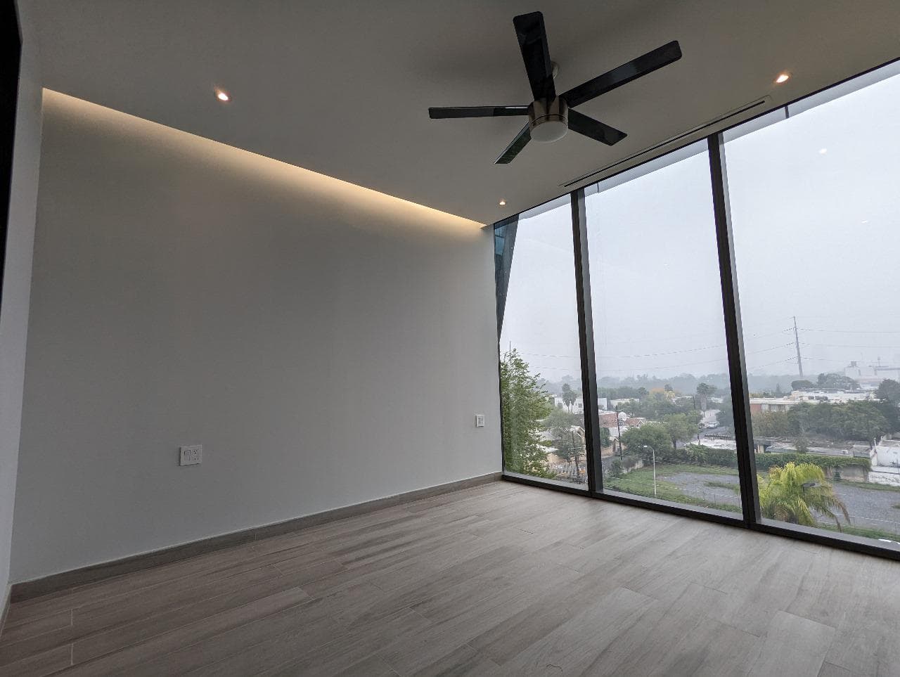 HOUSE FOR SALE IN MIRAVALLE