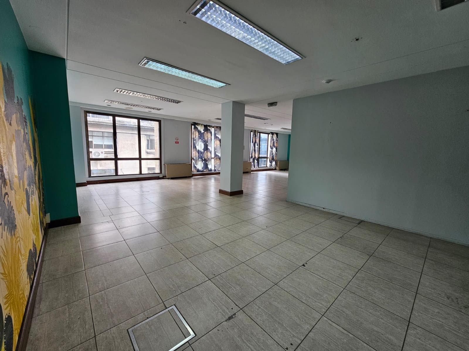 Office for Rent: 620 m²—Self-Financing / Barter