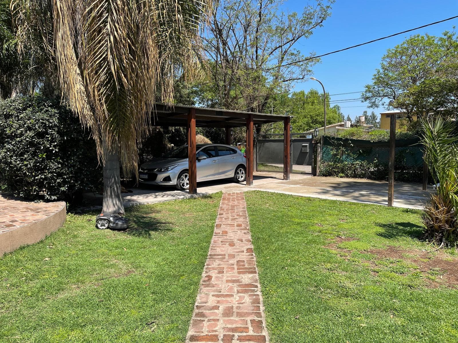 House in the urban area of Funes with a barbecue area and a pool