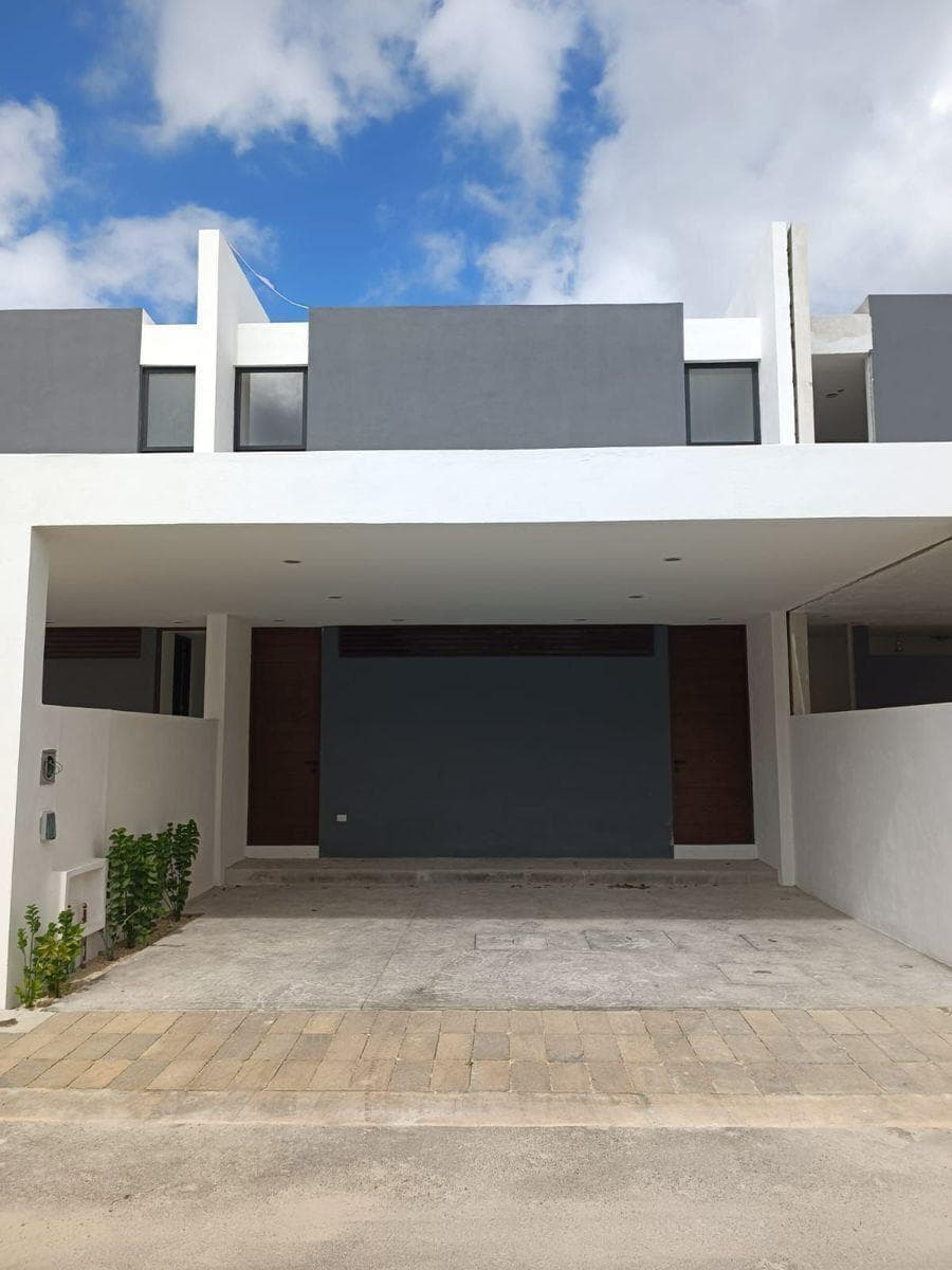 HOUSE FOR SALE IN MÉRIDA, PRIVATE XCANATUN NEIGHBORHOOD, NORTH OF THE CITY