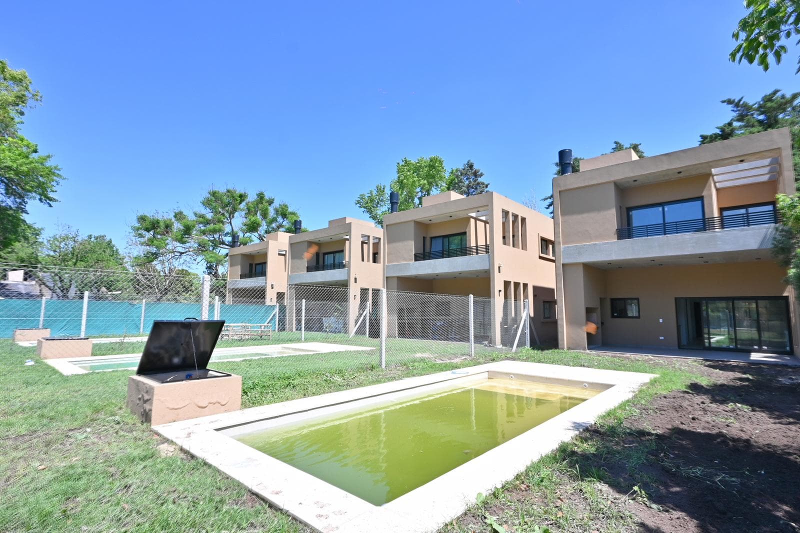 Casa 3 Dormitorios Escritorio, Piscina y Galería con Parrillero - Roldán