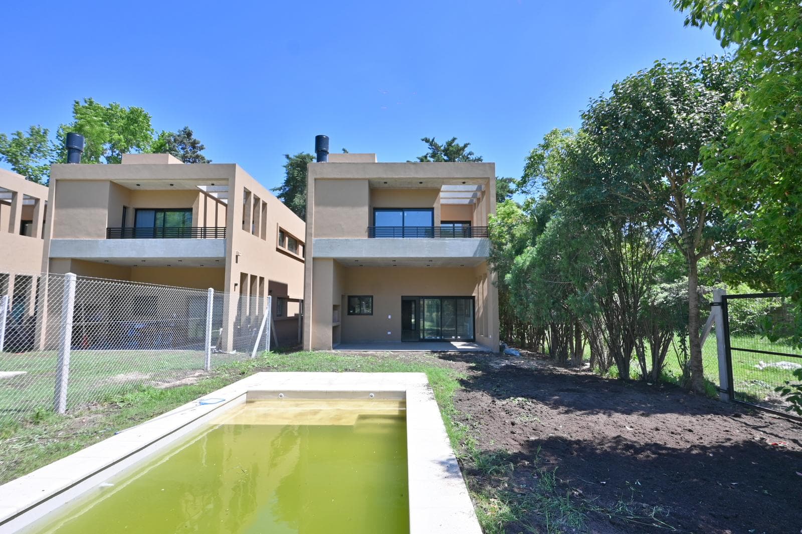 Casa 3 Dormitorios Escritorio, Piscina y Galería con Parrillero - Roldán