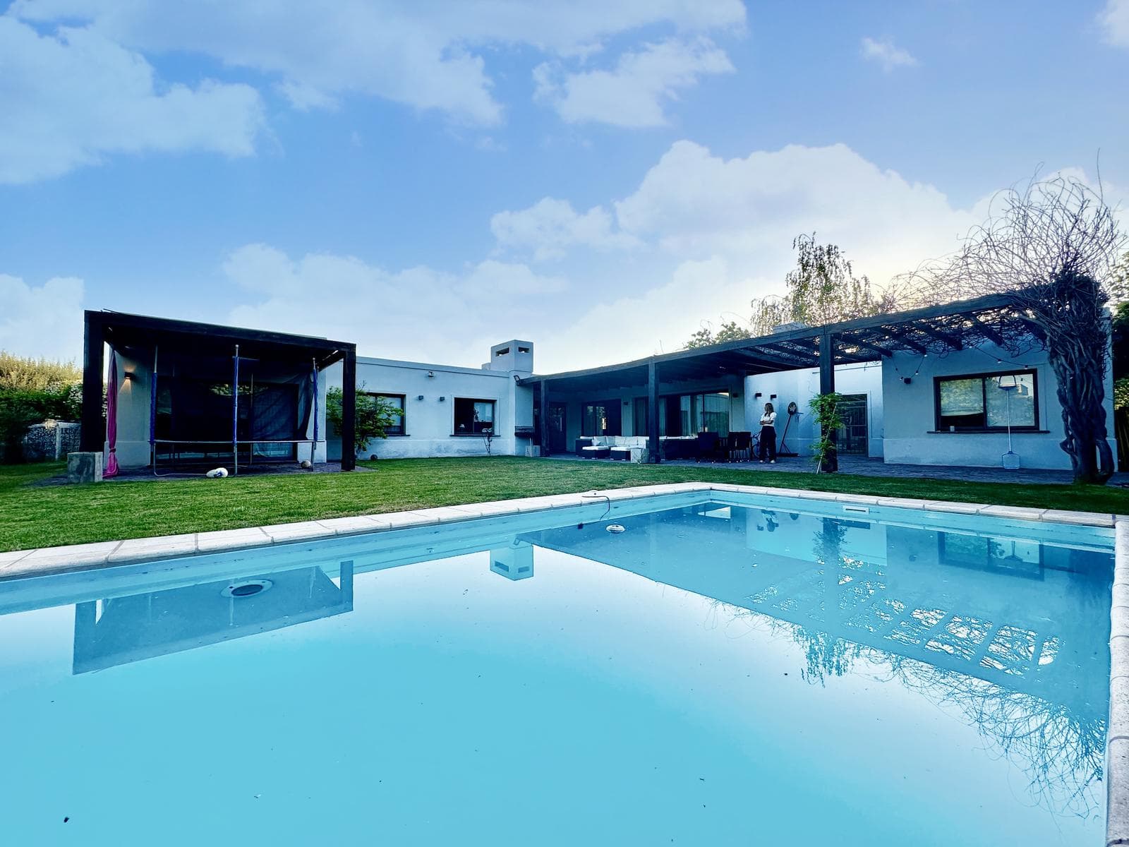 A single-story house with 3 bedrooms and a separate home office.