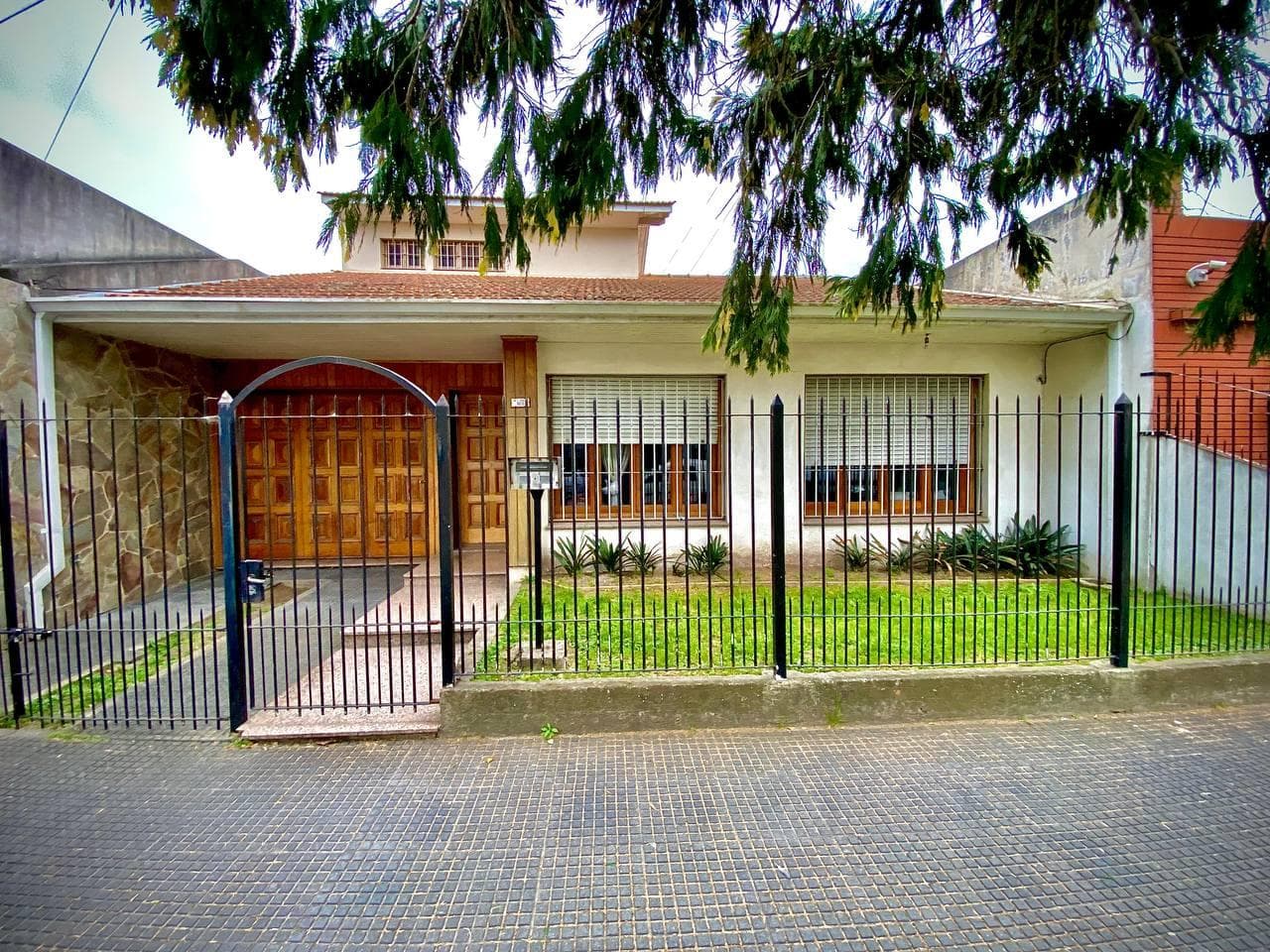 4-BEDROOM HOUSE FOR SALE IN EZPELETA WITH GARAGE; QUALIFIES FOR A LOAN