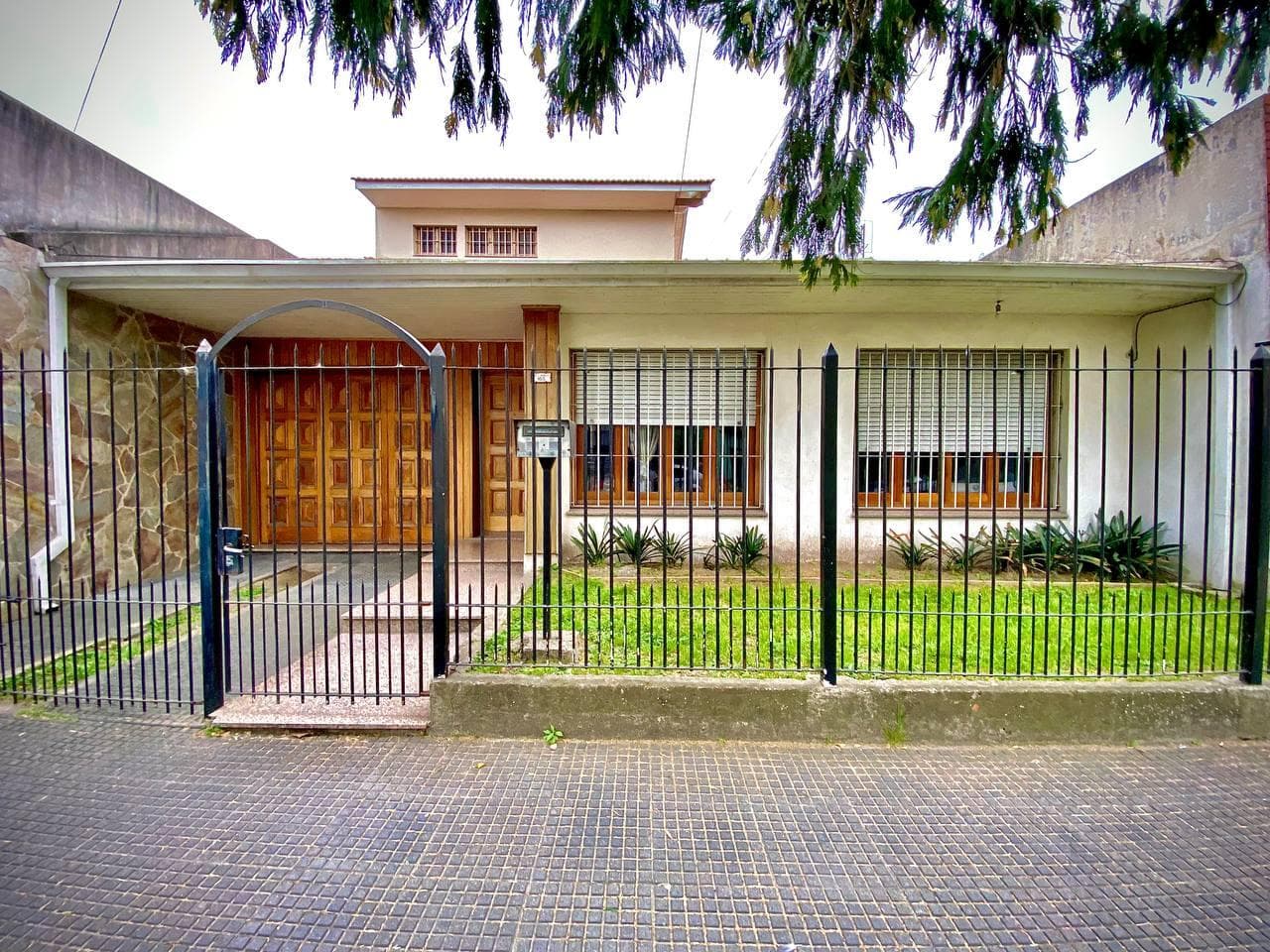 4-BEDROOM HOUSE FOR SALE IN EZPELETA WITH GARAGE; QUALIFIES FOR A LOAN