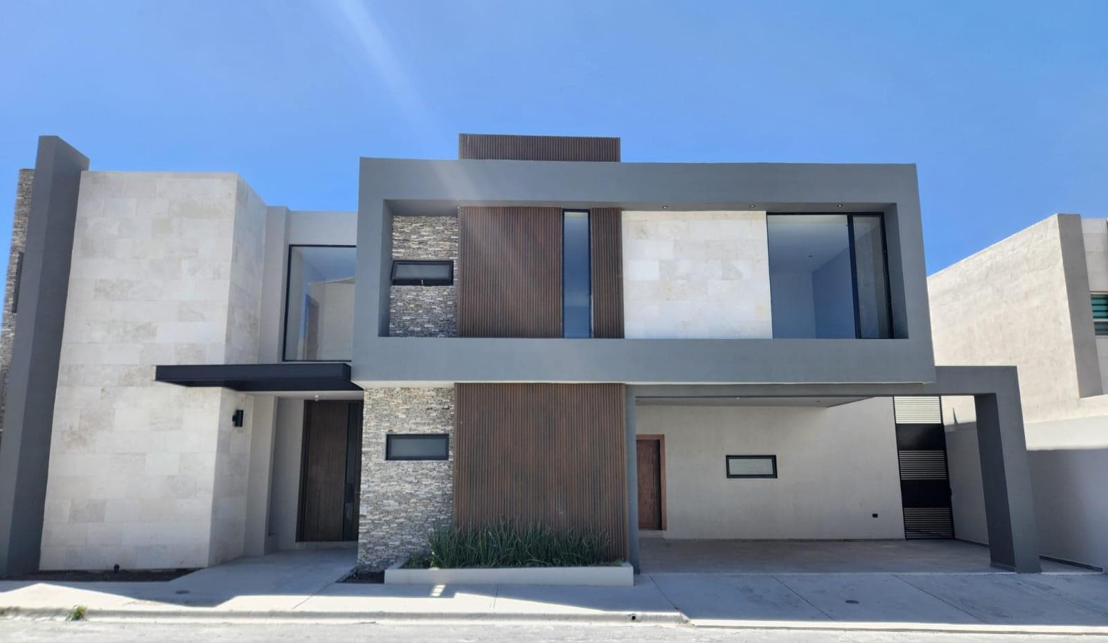 House for Sale in the la Joya Residential Complex
