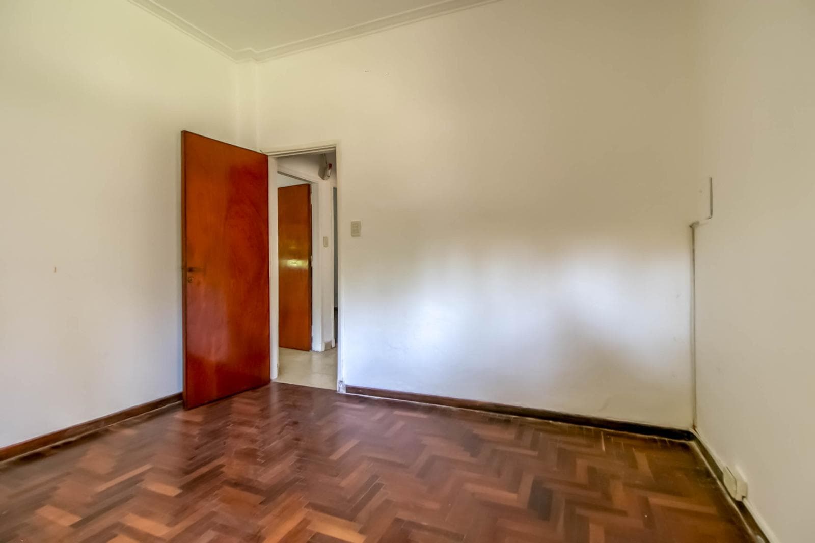 House for sale in the heart of City Bell: 471 at the corner of 14-a. In very good condition. Lot size: 15 x 20