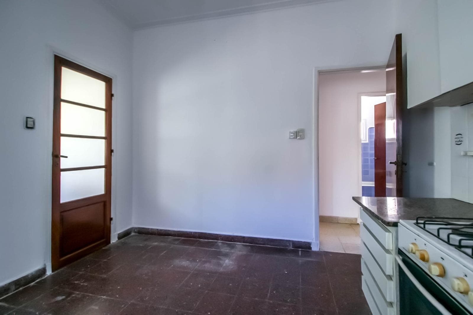 House for sale in the heart of City Bell: 471 at the corner of 14-a. In very good condition. Lot size: 15 x 20