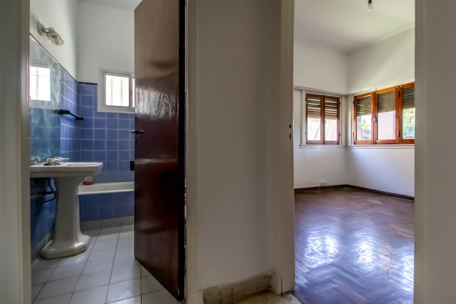 House for sale in the heart of City Bell: 471 at the corner of 14-a. In very good condition. Lot size: 15 x 20