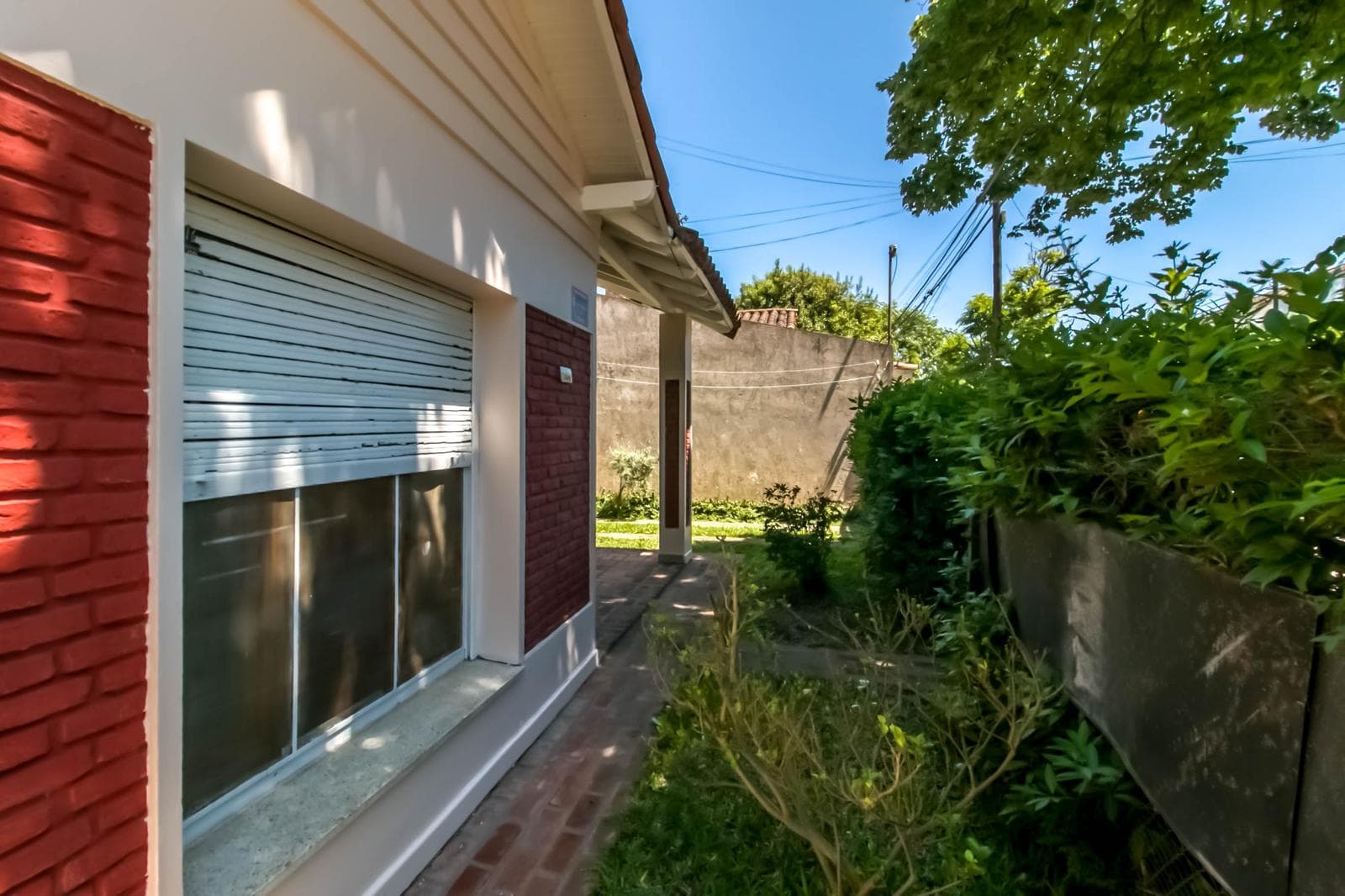 House for sale in the heart of City Bell: 471 at the corner of 14-a. In very good condition. Lot size: 15 x 20